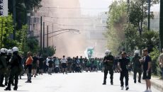 Χαμός και σοβαρά επεισόδια στη Λεωφόρο Αλεξάνδρας – Συγκρούσεις οπαδών του Παναθηναϊκού με τα ΜΑΤ