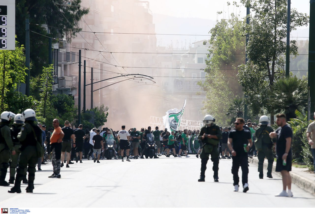 Χαμός και σοβαρά επεισόδια στη Λεωφόρο Αλεξάνδρας - Συγκρούσεις οπαδών του Παναθηναϊκού με τα ΜΑΤ