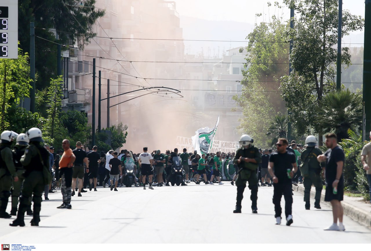 Χαμός και σοβαρά επεισόδια στη Λεωφόρο Αλεξάνδρας – Συγκρούσεις οπαδών του Παναθηναϊκού με τα ΜΑΤ