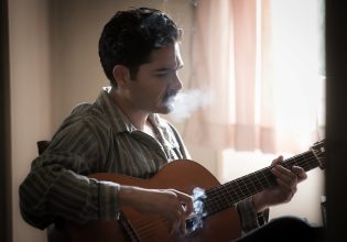 Οι πρώτες φωτογραφίες του Χρήστου Μάστορα ως… Στέλιος Καζαντζίδης