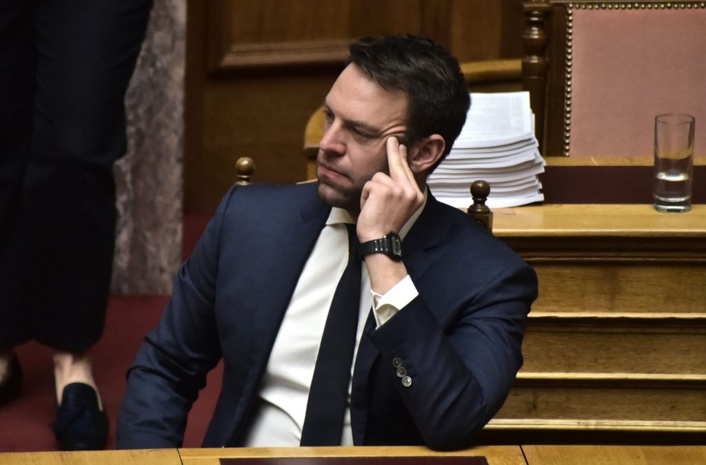 Κασσελάκης σε Μητσοτάκη για το ελαιόλαδο: Δεν πρόσεχε εκείνη την ώρα, θα έδενε τα κορδόνια του