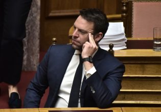 Κασσελάκης σε Μητσοτάκη για το ελαιόλαδο: Δεν πρόσεχε εκείνη την ώρα, θα έδενε τα κορδόνια του