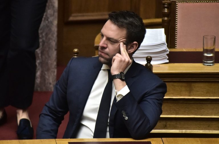 Κασσελάκης σε Μητσοτάκη για το ελαιόλαδο: Δεν πρόσεχε εκείνη την ώρα, θα έδενε τα κορδόνια του