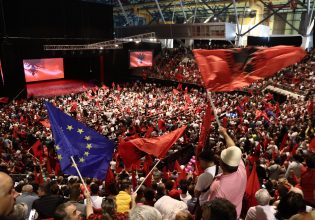 Πλήθος κόσμου στην ομιλία Ράμα στο Γαλάτσι – Σημαίες, πανό, μπλούζες και συνθήματα