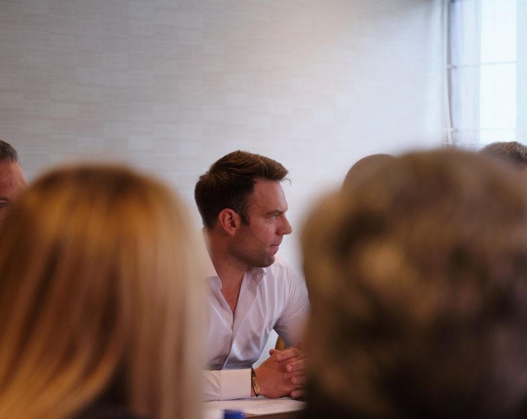 Τα ευρήματα δημοσκοπήσεων που κάνουν την Κουμουνδούρου να αισιοδοξεί – Πού στοχεύει ο Κασσελάκης