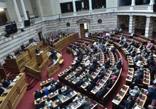 Βουλή: Σε εξέλιξη η μάχη των πολιτικών αρχηγών για την ακρίβεια  – Στο βήμα ο Κυριάκος Βελόπουλος