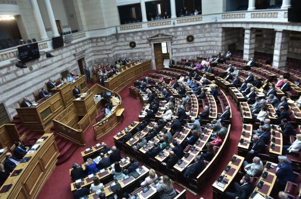 Βουλή: Ξεκίνησε η μάχη των πολιτικών αρχηγών για την ακρίβεια  – Στο βήμα ο Σωκράτης Φάμελλος