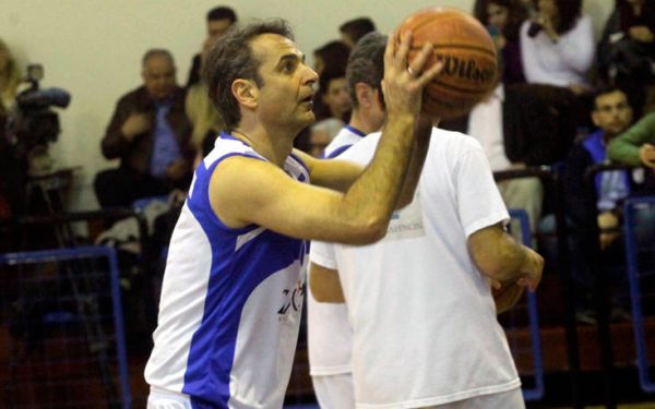 Στην αντεπίθεση με τρίποντα ελπίζει ο Μητσοτάκης, αλλά τα ποσοστά υποχωρούν