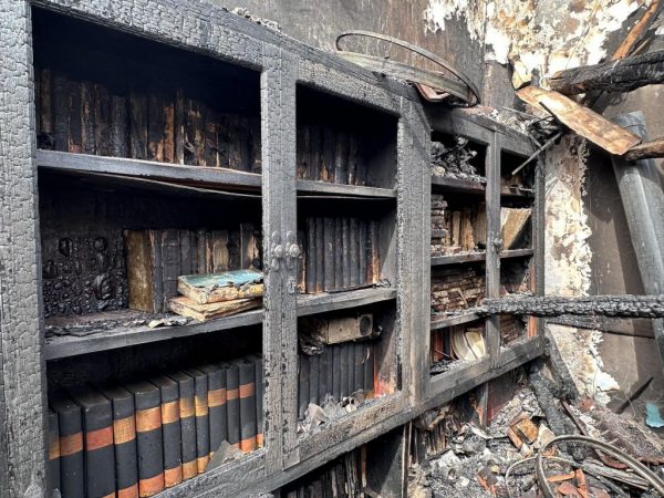 Λέσβος: Κάηκε ολοσχερώς η Λέσχη Αρίσβης - Στάχτη 120 χρόνια ιστορίας