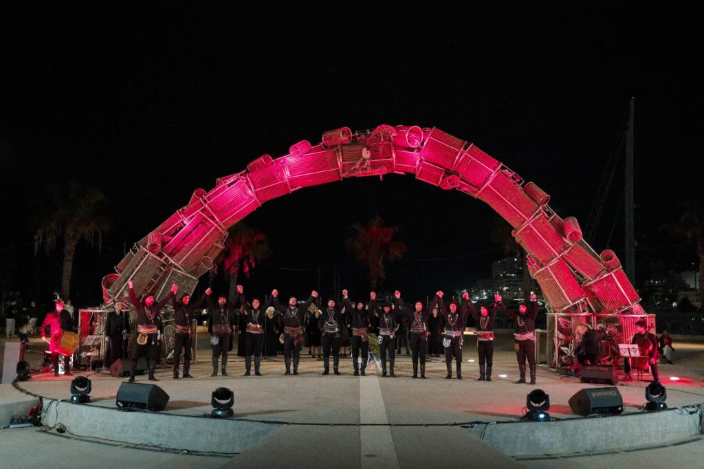 Ο Πειραιάς τίμησε τη μνήμη των Ελλήνων του Πόντου – Φωταγωγήθηκε το «Πυρρίχιο Πέταγμα»