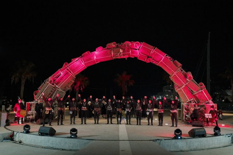 Ο Πειραιάς τίμησε τη μνήμη των Ελλήνων του Πόντου – Φωταγωγήθηκε το «Πυρρίχιο Πέταγμα»