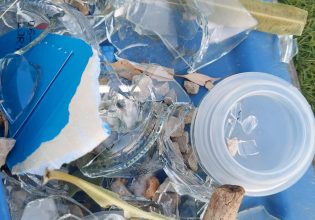 Γυαλιά από σπασμένα μπουκάλια σε τάπητα παιχνιδιού νηπιαγωγείων στην Κάρπαθο – Καταγγελία του Δήμου