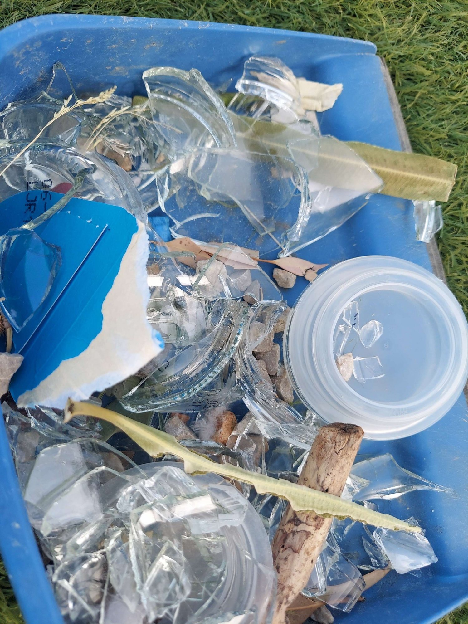 Γυαλιά από σπασμένα μπουκάλια σε τάπητα παιχνιδιού νηπιαγωγείων στην Κάρπαθο – Καταγγελία του Δήμου