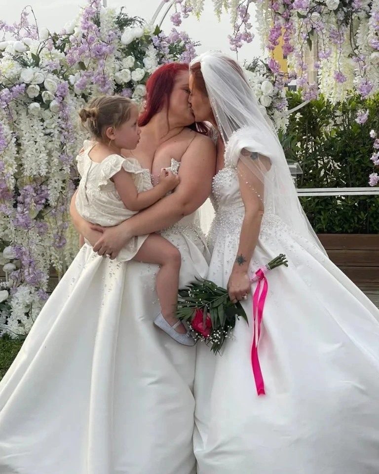 Έγραψαν ιστορία: Ο πρώτος «γάμος» γυναικών στην Αλβανία που αμφισβητεί τον οικογενειακό κώδικα