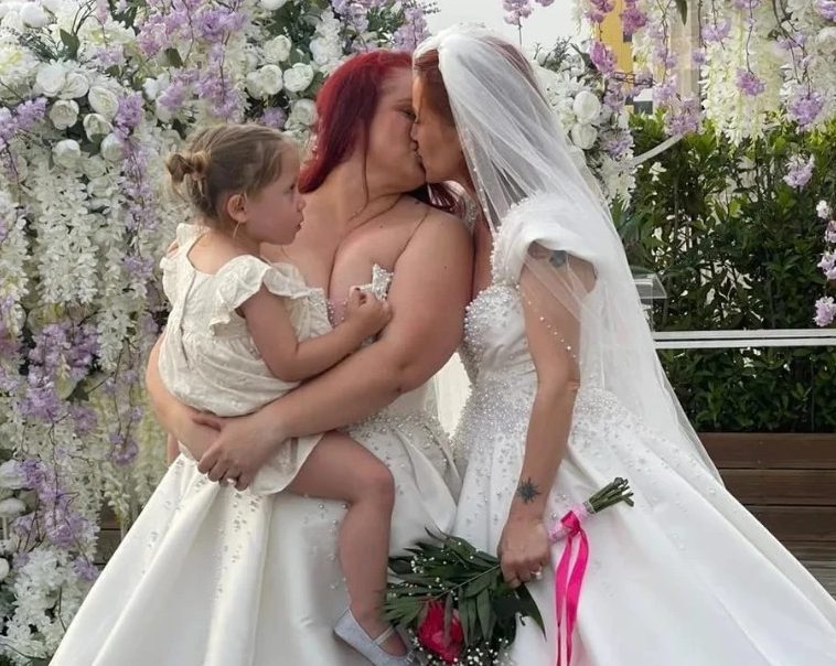 Έγραψαν ιστορία: Ο πρώτος «γάμος» γυναικών στην Αλβανία που αμφισβητεί τον οικογενειακό κώδικα
