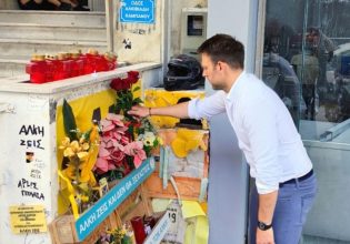 Θεσσαλονίκη: Ο Κασσελάκης άφησε λουλούδια στο σημείο που δολοφονήθηκε ο Άλκης Καμπανός