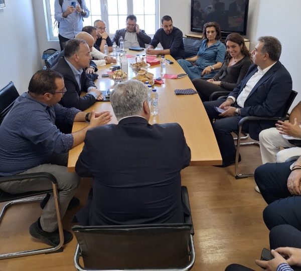 Επί τάπητος τέθηκαν τα προβλήματα της Καρπάθου σε κυβερνητικό κλιμάκιο από τον Δήμαρχο του νησιού