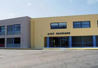 Χαλκίδα: Τέσσερα σημειωματάρια στο σπίτι της διευθύντριας της ΔΟΥ – Τιμοκατάλογος για διευκολύνσεις