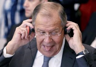 «Έσκασε» στα γέλια ο Λαβρόφ με τη δήλωση Μακρόν για πιθανή αποστολή δυτικών δυνάμεων στην Ουκρανία (video)
