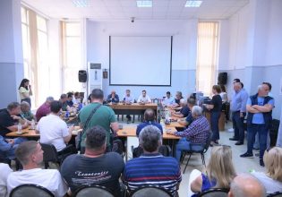 Συνάντηση Ανδρουλάκη με πλημμυροπαθείς Φαρκαδόνας – «Πρέπει να προσαρμοστούμε στις νέες συνθήκες»