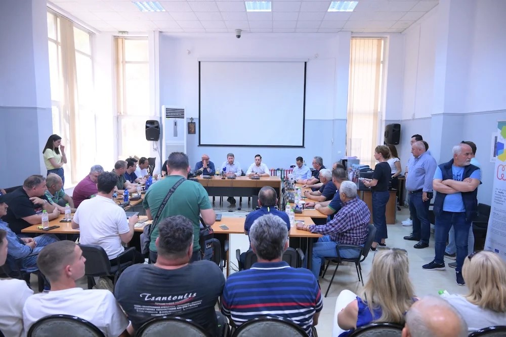 Συνάντηση Ανδρουλάκη με πλημμυροπαθείς Φαρκαδόνας – «Πρέπει να προσαρμοστούμε στις νέες συνθήκες»