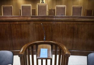 Την αθώωση του πρώην σκηνοθέτη του «Σασμού», που κατηγορείται για βιασμό, πρότεινε ο εισαγγελέας