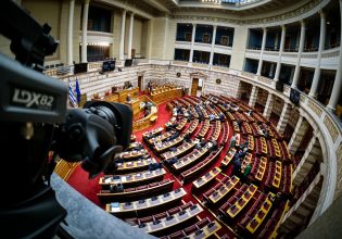 «Μετωπική» στη Βουλή για την ακρίβεια – «Στρίμωξαν» Σκρέκα και Γεωργιάδη τα κόμματα