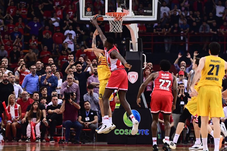 Στην κορυφή του Top-10 των Game 3 της Euroleague η εντυπωσιακή τάπα του Ράιτ στον Βέσελι (vid)