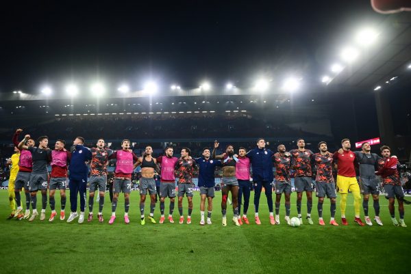 Το «ερυθρόλευκο» πάρτι μετά τη σπουδαία νίκη στο Villa Park (vid+pics)