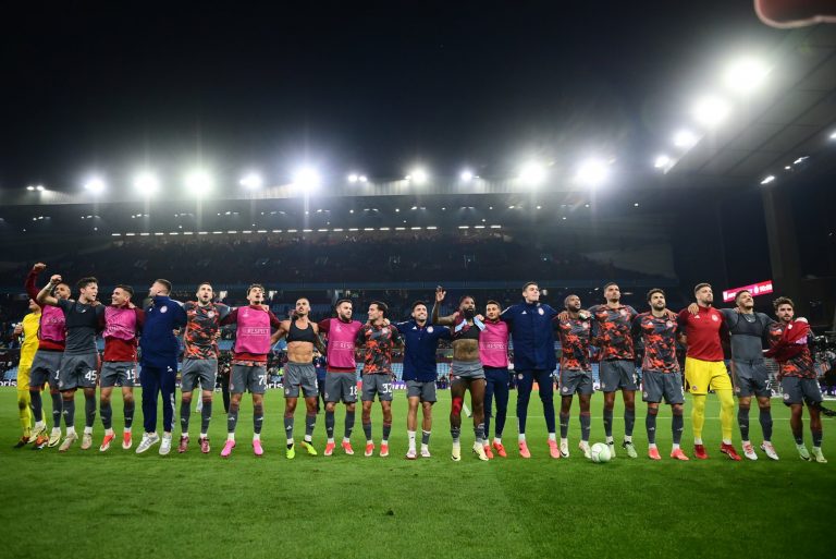 Το «ερυθρόλευκο» πάρτι μετά τη σπουδαία νίκη στο Villa Park (vid+pics)