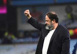 Αποθέωση για τον Βαγγέλη Μαρινάκη στο Villa Park: «Είναι τρελός ο πρόεδρος»