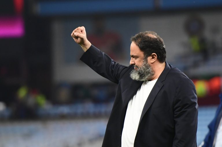 Αποθέωση για τον Βαγγέλη Μαρινάκη στο Villa Park: «Είναι τρελός ο πρόεδρος»