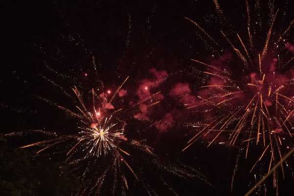 Πάσχα: Ζημιές και τραυματισμοί από τις κροτίδες και τα βεγγαλικά της Ανάστασης