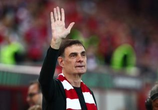 Χαμός για Μπαρτζώκα στο «Καραϊσκάκη»: Εμφανίστηκε με κασκόλ του Ολυμπιακού για δηλώσεις και αποθεώθηκε (vid)