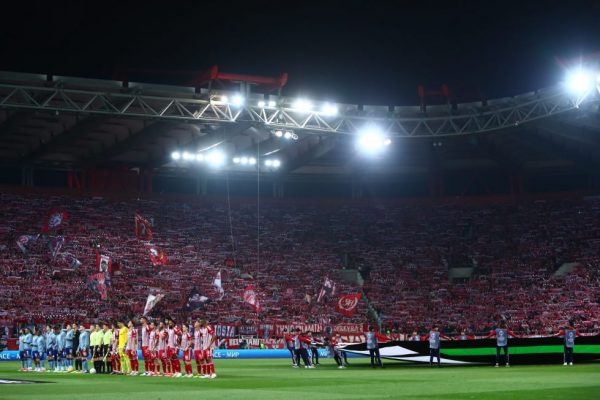 Μία λάβα από κόκκινα κασκόλ στο Ολυμπιακός-Αστον Βίλα (vids)