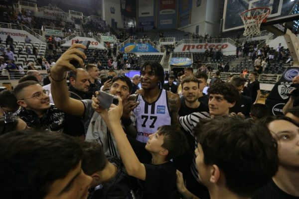 ΠΑΟΚ: O Πόρτερ έβαλε τα κλάματα μετά το τέλος του παιχνιδιού με τον Παναθηναϊκό (vid)