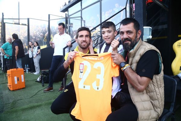 Στο «Κλεάνθης Βικελίδης» για να δει το ντέρμπι Άρης-ΠΑΟΚ ο μικρός Γιαννάκης
