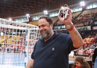 Ο κόσμος του Ολυμπιακού αποθέωσε τον Βαγγέλη Μαρινάκη στο ΣΕΦ (pics)