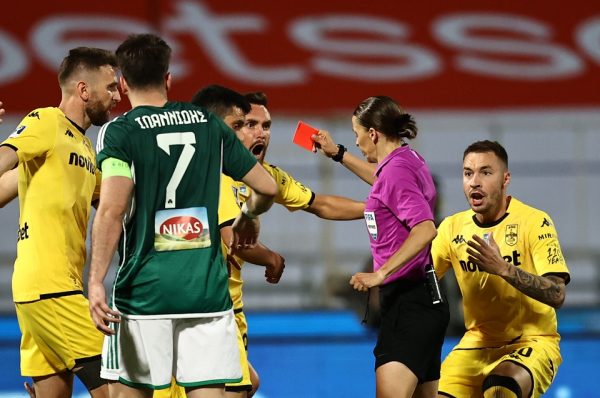 Τρεις κόκκινες στον τελικό Κυπέλλου ανάμεσα σε Παναθηναϊκό και Άρη (vid)