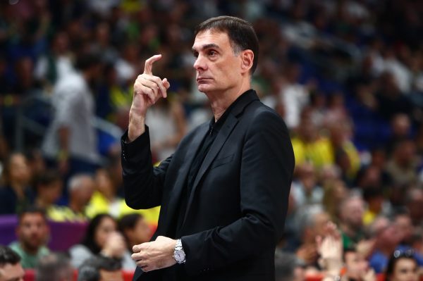 Στη Νέα Φιλαδέλφεια ο Μπαρτζώκας – Αποθέωση από τους οπαδούς του Ολυμπιακού (vid)