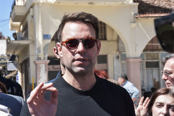 Ένα γαρύφαλλο στον Λαμπράκη από τον Κασσελάκη