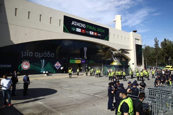 Έφτασαν στο γήπεδο οι πρώτοι φίλαθλοι του Ολυμπιακού και της Φιορεντίνα (pics)