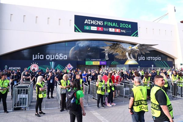 Στις εξέδρες και οι πρώτοι οπαδοί της Φιορεντίνα (vid)