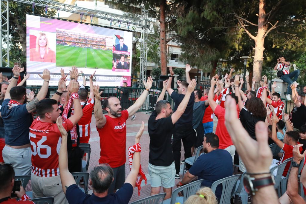 Γέμισαν τις πλατείες του Πειραιά οι φίλαθλοι του Ολυμπιακού