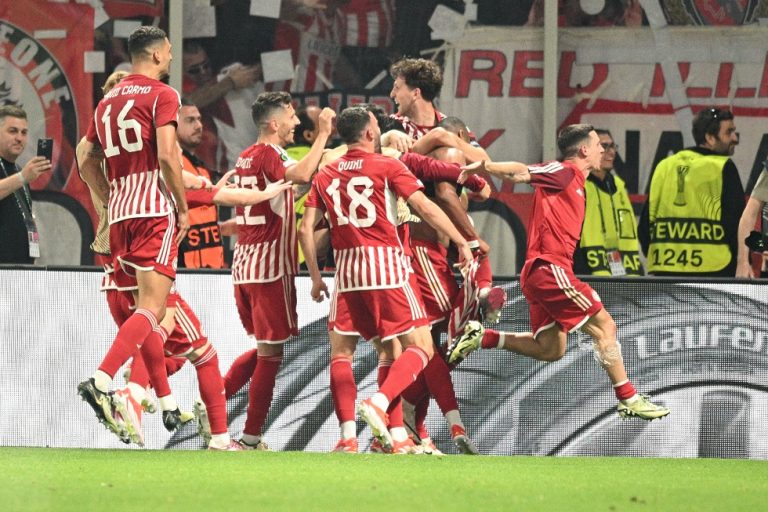 Ολυμπιακός – Φιορεντίνα 1-0: Ο Θρύλος στην κορυφή της Ευρώπης – Είσαι στο μυαλό κάτι μαγικό (vids)
