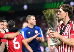 Συγκλονιστική στιγμή: Η κούπα του Conference League στο μνημείο της Θύρας 7 (pic)