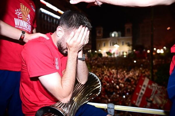 Ξέσπασε σε κλάματα στο πούλμαν αγκαλιά με την κούπα o Φορτούνης! (pics)