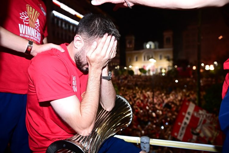 Ξέσπασε σε κλάματα στο πούλμαν αγκαλιά με την κούπα o Φορτούνης! (pics)