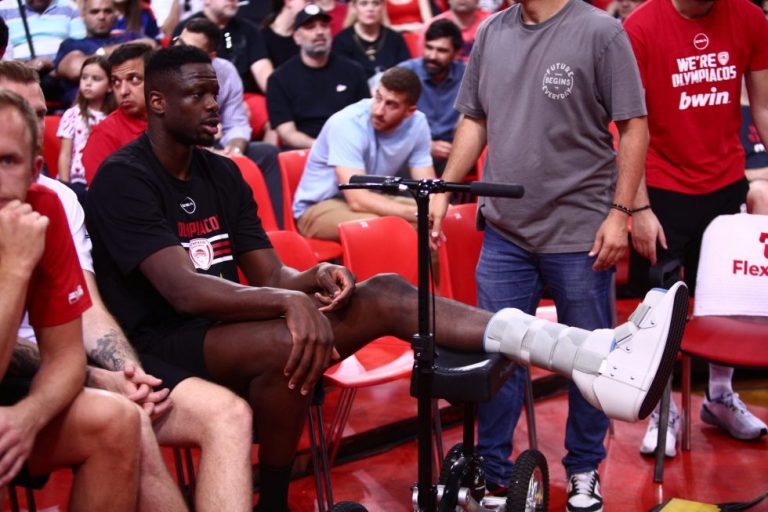 Ολυμπιακός: Στο ΣΕΦ με ειδική μπότα ο Φαλ (pic)