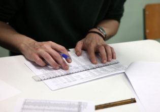 Η αποχή και η ακροδεξιά δοκιμάζουν τις αντοχές του Μητσοτάκη